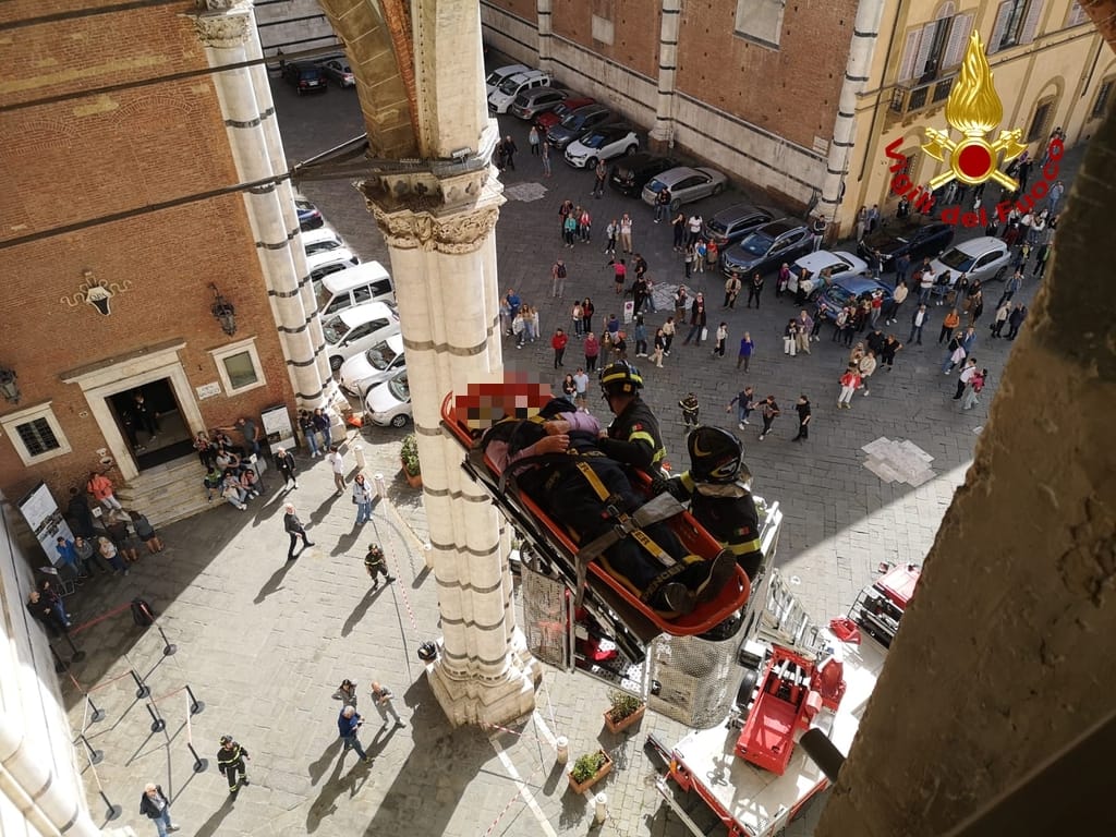 adn24 siena | soccorso sul duomo per un malore