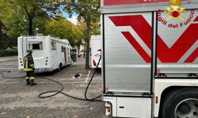 adn24 amelia tr | camper prende fuoco in un parcheggio