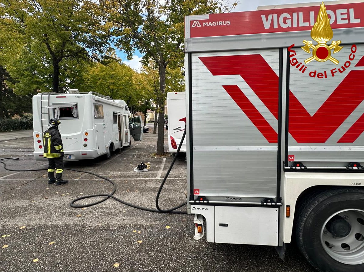 adn24 amelia tr | camper prende fuoco in un parcheggio