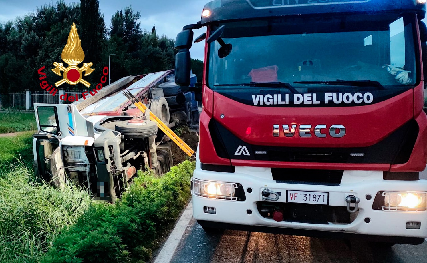 adn24 fucecchio fi | incidente stradale camion ribaltato illeso il conducente