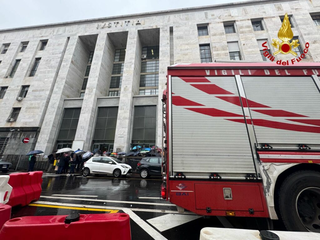 adn24 incendio al tribunale di milano evacuate 500 persone nessun ferito